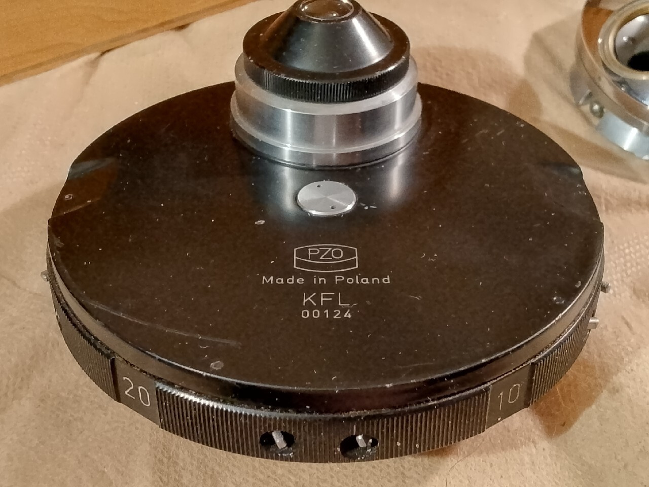 Na zdjęciu jest część mikroskopowa PZO KFL microscope condenser - zdjęcie #1